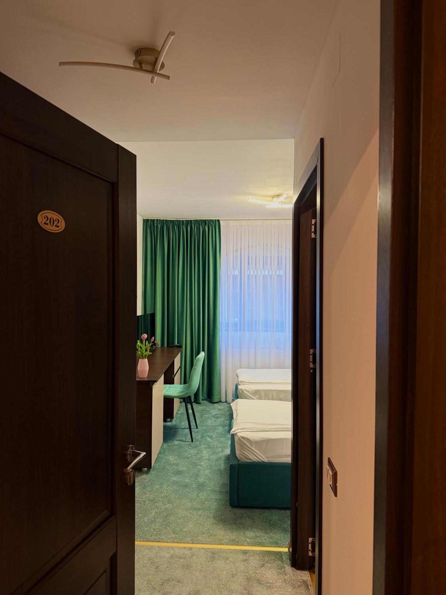 Hotel Palace Тиргу-Жіу Екстер'єр фото
