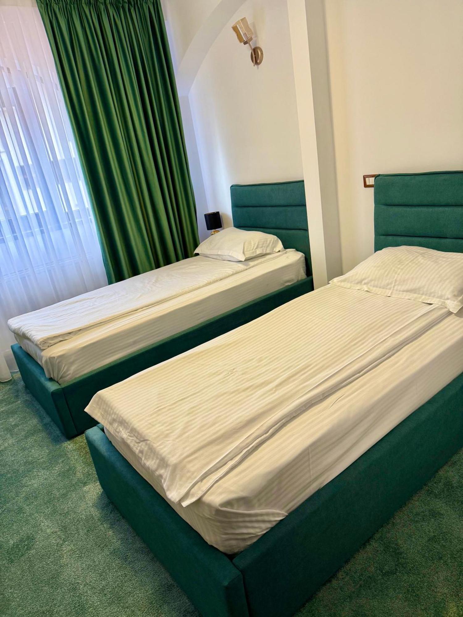 Hotel Palace Тиргу-Жіу Екстер'єр фото